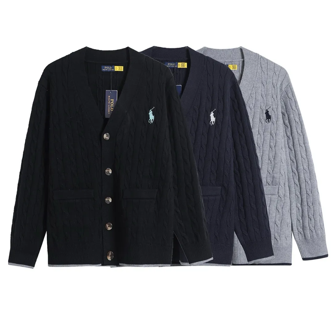 🅿️306 Top quality model number: D216 Ralph Lauren, Ralph Lauren knitted cardigan, it’s so amazing! Solid color twist knitted cardigan with embroidery on the chest! Needless to say, the texture of Ralph Lauren is good. This cardigan is made of high-quality knitted fabric, which is soft and skin-friendly and has a full drape feeling. Wearing it will immediately enhance your temperament and give you a sense of luxury! High quality and high density! The exquisite embroidered logo on the chest is low-key, luxurious and connotative, highlighting the brand identity, and the details show quality! The classic button design is easy to put on and take off. You can adjust the tightness according to your own preferences to create different styles! In spring and autumn, there is a big temperature difference between morning and evening. This cardigan is definitely your best choice. It is warm, fashionable and very practical! Color: Black Gray Navy Size: m-xl M: Clothing length 68 Bust 110 Sleeve length 57 L: Clothing length 70 Bust 116 Sleeve length 58 XL: Clothing length 72 Bust 120 Sleeve length 59
